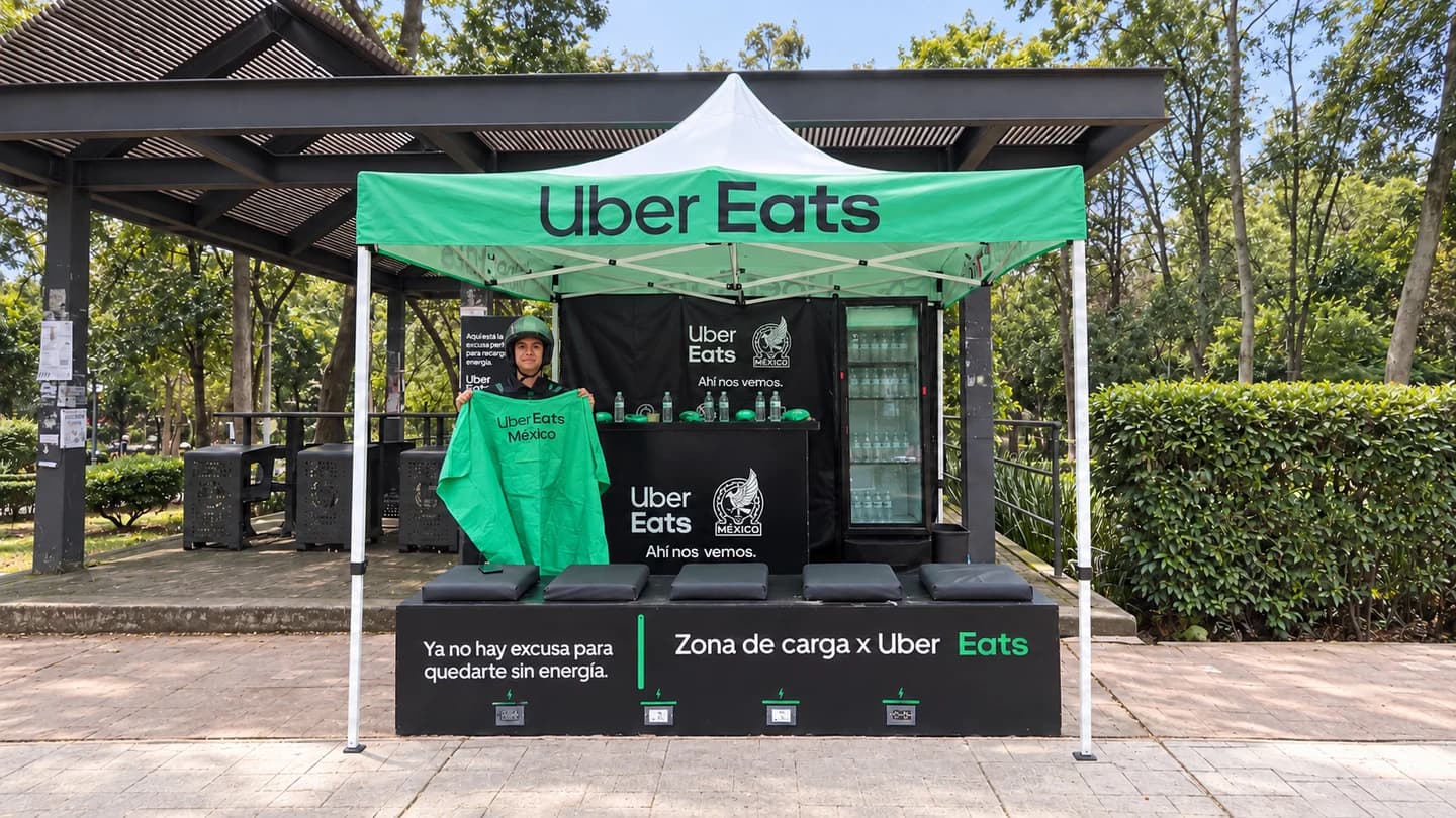 Portada recreada con IA a partir de una fotografía de la activación Zona de carga Uber Eats